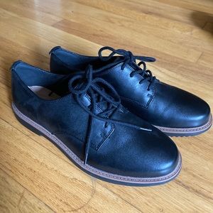 Clarks lace up leather oxfords size 8.5 excellent condition.